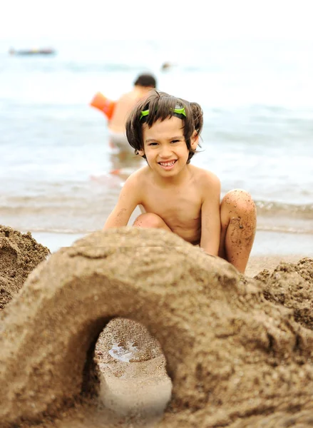 Kumda oynayan — Stok fotoğraf