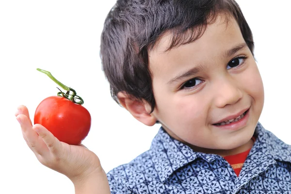 Junge mit Tomate — Stockfoto
