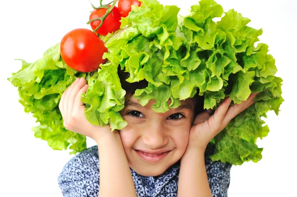 Criança com salada e chapéu de tomate na cabeça, cabelo falso feito de vegetais — Fotografia de Stock