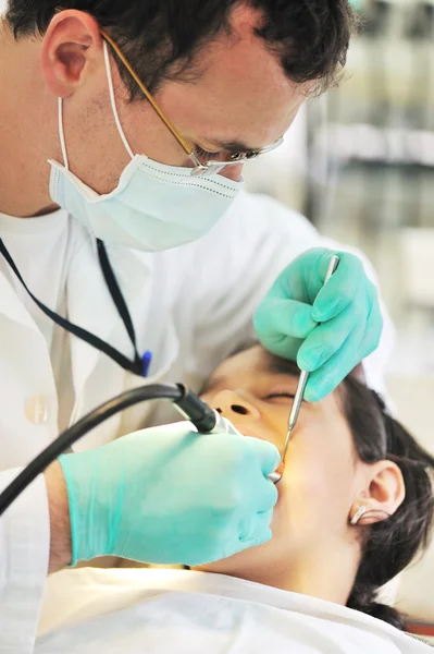 Маленька дівчинка в стоматологічному огляді та лікуванні зубів — стокове фото