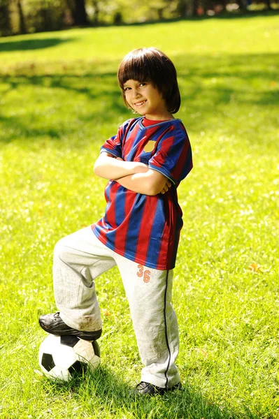 Netter kleiner Junge mit Ball im schönen Park in der Natur — Stockfoto