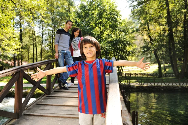 若い幸せな家族 3 人のメンバー、自然公園の美しいシーン： ユアーマザーフォー — ストック写真