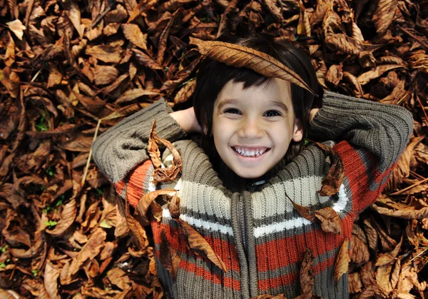 Close-up retrato de uma bela criança de outono deitado no chão — Fotografia de Stock
