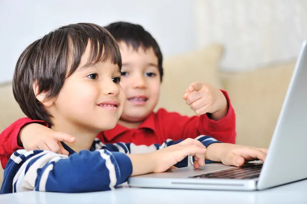 Dzieci za pomocą laptopa — Zdjęcie stockowe