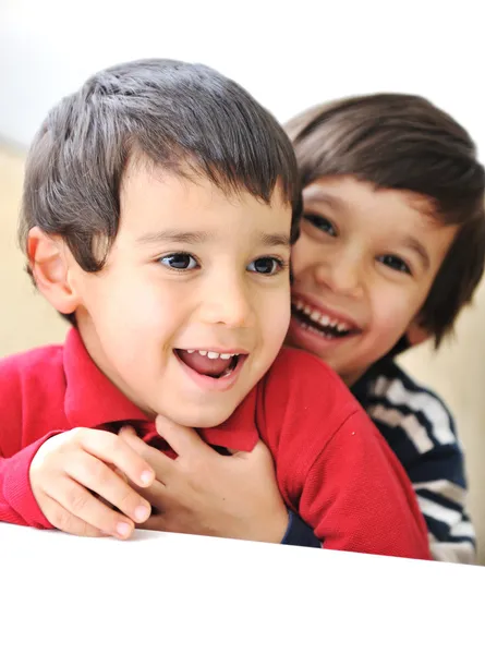 Due fratelli felici, felicità, giocare, stare insieme, ridere, divertimento, infanzia — Foto Stock