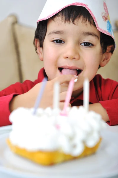 Küçük şirin bir çocuk ve onun doğum günü pastası — Stok fotoğraf