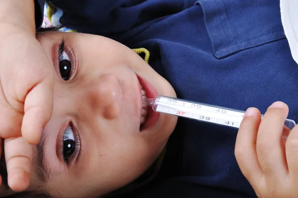Zieke kleine jongen met thermometer in mond — Stockfoto
