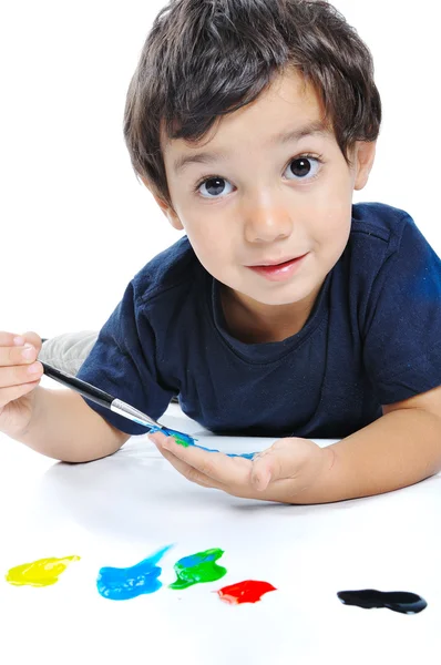 Χαριτωμένο παιδί που παίζει με τα χρώματα σε λευκό — Φωτογραφία Αρχείου