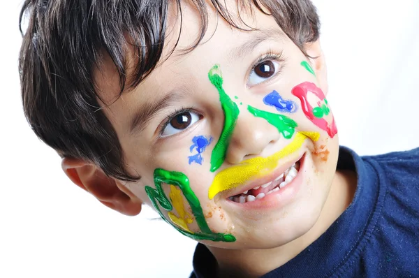 Rommelig schattige jongen met kleuren op zijn gezicht, grappige scène — Stockfoto