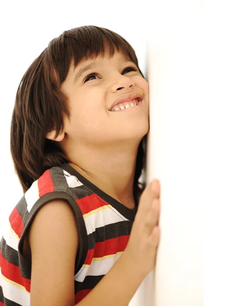 Ребенок на стене, улыбка на лице — стоковое фото