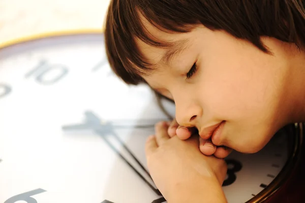 ¿Ahora es el momento de la escuela? Niño durmiendo en el reloj — Foto de Stock