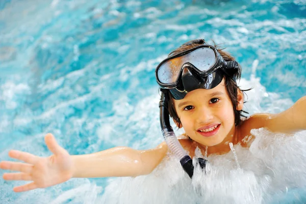 Op prachtig zwembad, grote zomertijd! — Stockfoto