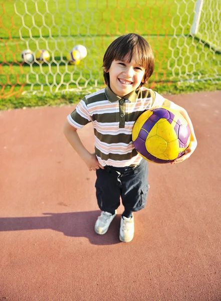 Młody dzieciak cieszy się piłka nożna — Zdjęcie stockowe