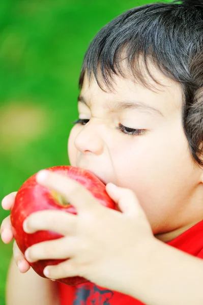 Comer uma maçã — Fotografia de Stock