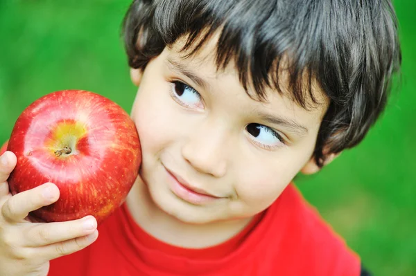 Einen Apfel essen — Stockfoto