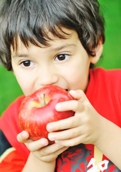 Comer una manzana —  Fotos de Stock