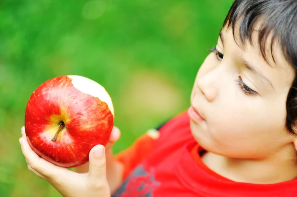 Mangiare una mela — Foto Stock