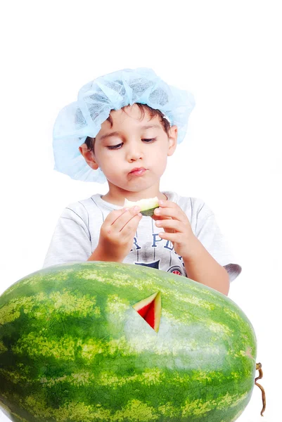 Miúdo bonito comendo melancia — Fotografia de Stock