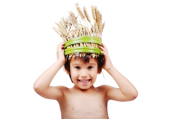 小麦在头上的帽子的男孩 — 图库照片