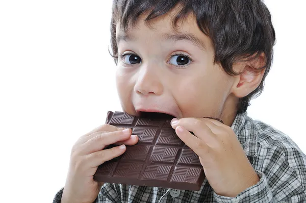 Zeer schattige jongen met chocolade, geïsoleerd — Stockfoto