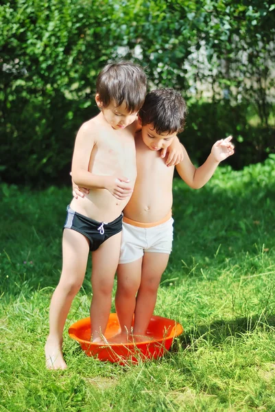 Δύο παιδιά σε λεκάνη με νερό — Φωτογραφία Αρχείου