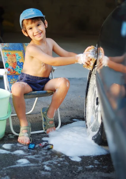 Söta unge tvätta bil — Stockfoto