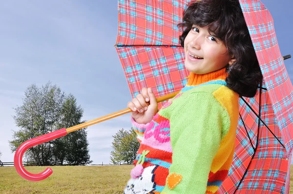 Linda chica de la escuela con paraguas al aire libre, otoño - tiempo de otoño — Foto de Stock