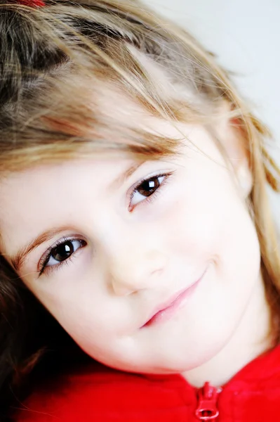 Merhaba küçük sarışın kız portresi anahtar — Stok fotoğraf