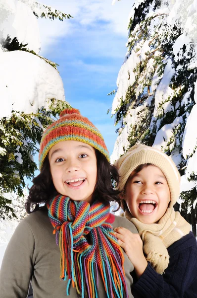 Hermano y hermana en la nieve, ropa de moda y felicidad — Foto de Stock