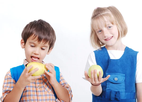 Dwoje dzieci z jabłkami — Zdjęcie stockowe