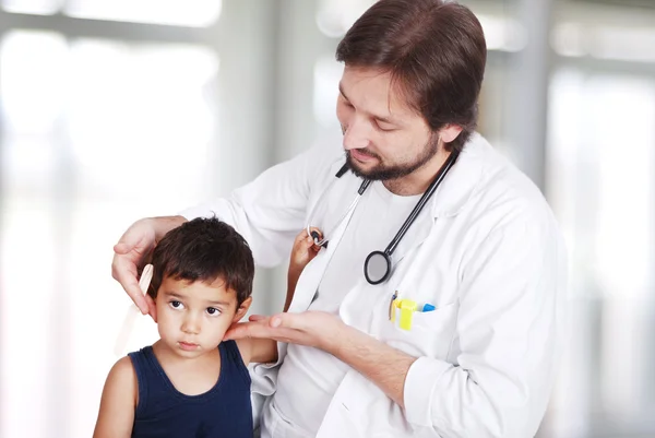 Młody lekarz badanie małego chłopca w szpitalu — Zdjęcie stockowe