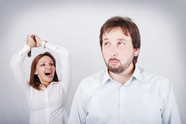 Luta entre marido e mulher, mulher louca, homem confuso — Fotografia de Stock