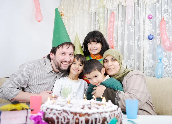 Anniversaire, heureuse famille musulmane — Photo