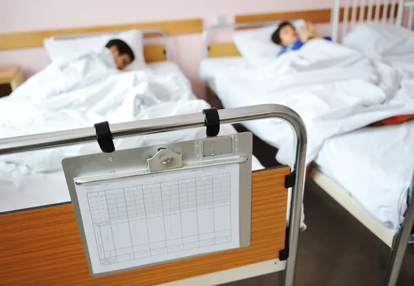 Criança doente no hospital — Fotografia de Stock
