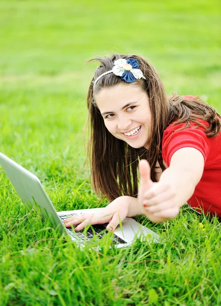 Çayır üstünde laptop ile kız — Stok fotoğraf