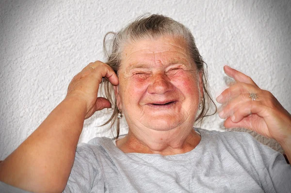 Régi idős nő, vicces szobaasszony arcon — Stock Fotó