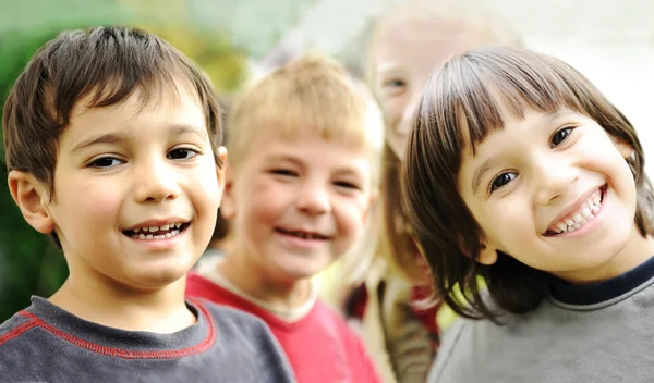 Felicidade sem limite, crianças felizes juntas ao ar livre, rostos , — Fotografia de Stock