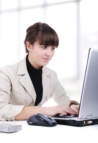 Atrakcyjna kobieta młody biznes uśmiechający się za pomocą laptopa na biurko — Zdjęcie stockowe