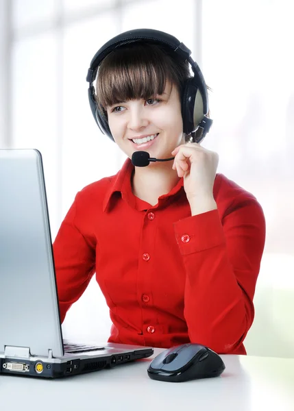 En vänlig sekreterare-telefon operatör i kontorsmiljö — Stockfoto