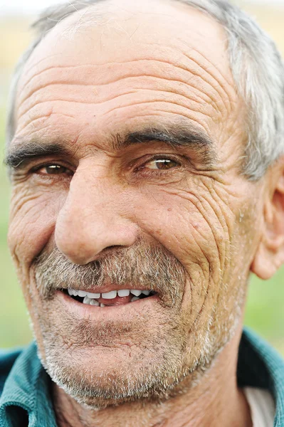 Volto ritratto di un rugoso allegro uomo anziano sorridente — Foto Stock