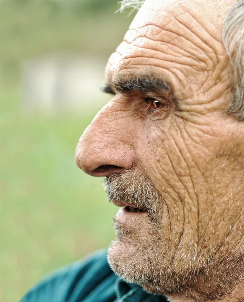 Senior man looking off into distance — Stock Photo, Image
