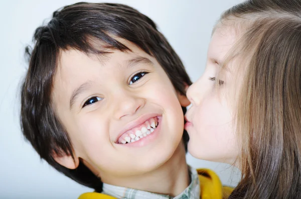 Adorable toddler girl kissing her brother — Stock Photo, Image