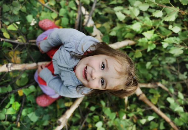 Bellezza bambino biondo su albero foglie terra — Foto Stock
