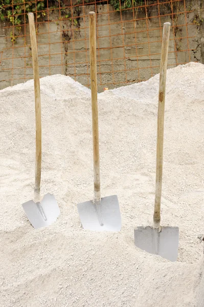 Τρεις φτυάρια προετοιμασμένοι για εργασία στην άμμο (Πεζόδρομος) — Φωτογραφία Αρχείου