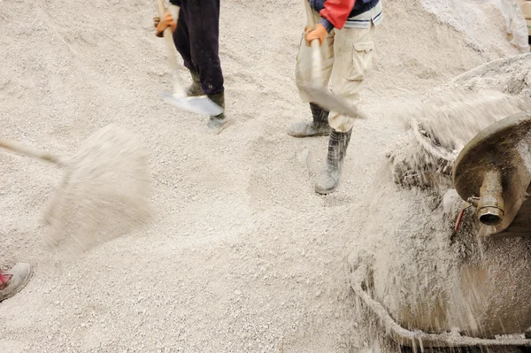 Luogo di lavoro, raccolta sabbia per calcestruzzo — Foto Stock
