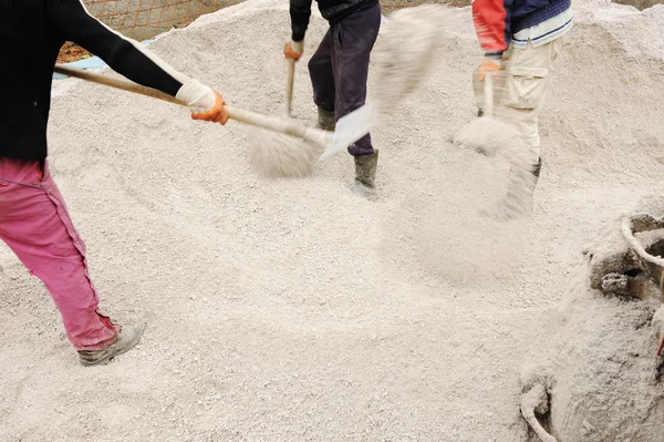 Miejsce pracy, zbieranie piasek dla betonu — Zdjęcie stockowe