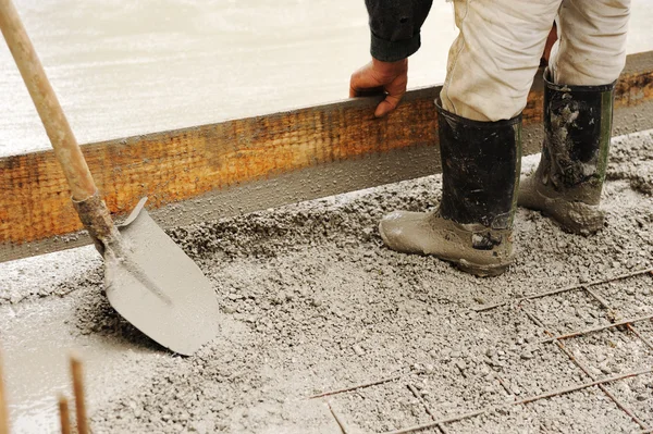 Man utjämning betongplatta — Stockfoto