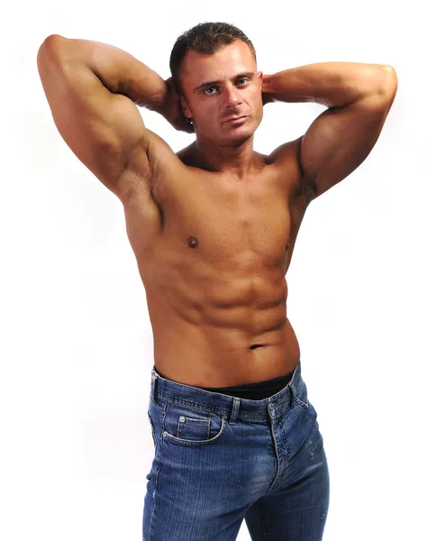 Macho uomo con jeans, petto, stomaco e byceps, corpo muscolare — Foto Stock