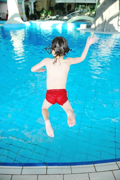 Su bella piscina, estate grande momento ! — Foto Stock