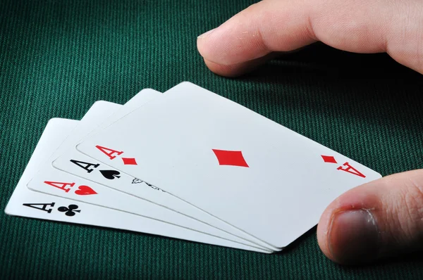 Um jogador de cartas recebe uma mão de quatro ases — Fotografia de Stock